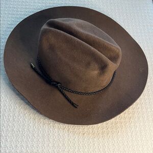 Universal thread, coastal cowgirl hat
brown w braided leatherlike cord 100% wool